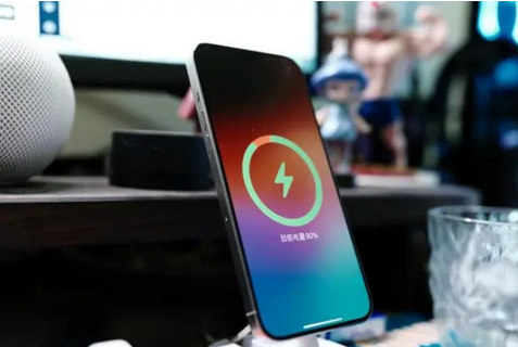 沙河口苹果15换屏服务分享用什么充电器给iPhone15充电更好 